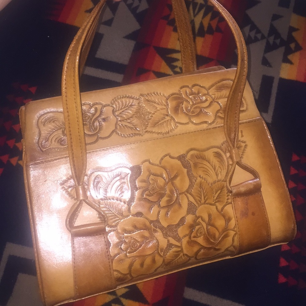 Vintage tooled leather western purse! 🐴